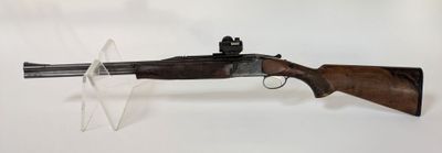 le fusil est exposé sur la table, dans un présentoir en verre