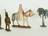 de nombreuses figurines représentant différentes personnes sur un fond blanc