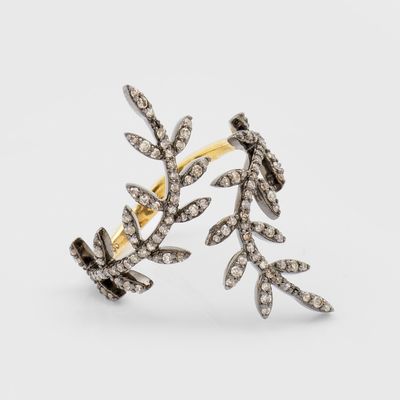 un gros plan sur une paire de boucles d'oreilles en or et diamants