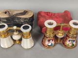 deux paires de vases dorés et blancs ornés de motifs