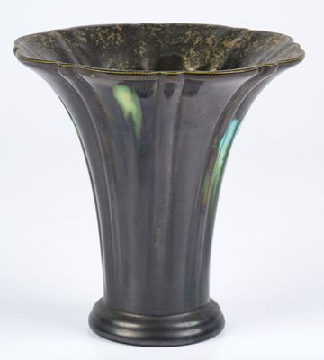 un vase noir orné d'un motif vert et jaune