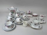 un grand nombre de tasses à thé et de soucoupes posées sur une table