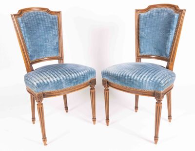 Paire de CHAISES en noyer mouluré et sculpté à dossier chape…