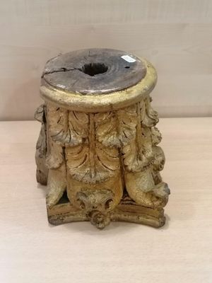Chapiteau ou élément de décoration en bois sculpté.