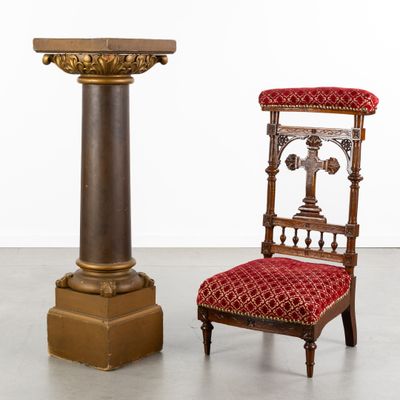 paire de chaises anciennes en bois avec assise rembourrée de velours rouge