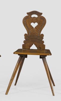 paire de chaises anciennes en bois avec des dossiers en forme de cœur