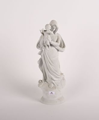 statue d'une femme tenant un enfant dans ses bras