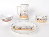 trois pièces de poterie posées sur une surface blanche