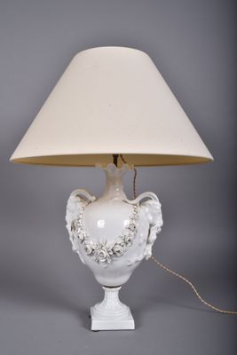 CAPODIMONTE, dans le goût de. Pied de lampe en porcelaine bl… - Photo 1