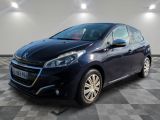 une voiture bleue est garée dans une pièce au sol à carreaux