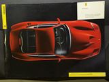 La voiture de sport rouge est exposée dans la vitrine.