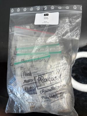 un sac de provisions posé sur une table à côté d'une tasse de café