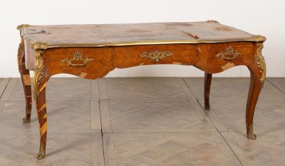 Bureau plat en bois de placage et ornementation de bronze do…