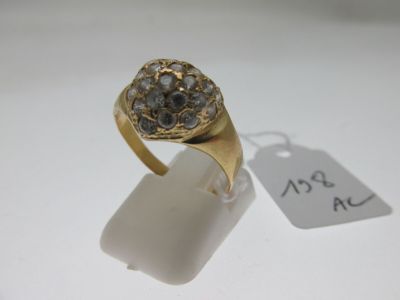 l'image d'une bague en or ornée d'un diamant noir