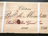 une boîte en bois sur laquelle est apposée une étiquette de vin