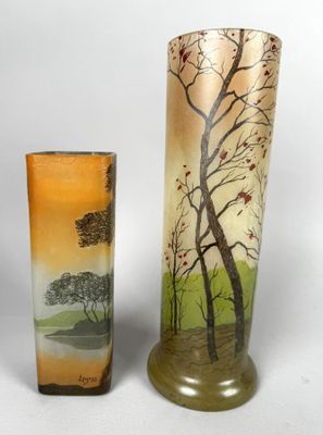 deux vases posés l'un à côté de l'autre sur une table