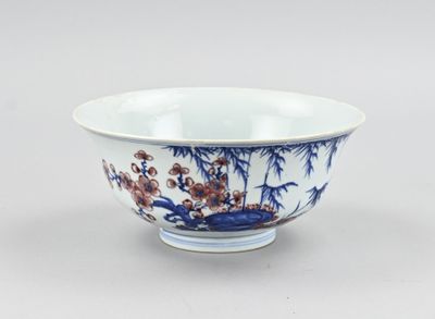 un bol bleu et blanc orné d'une peinture représentant des fleurs