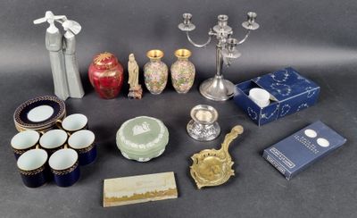 many different items that are sitting on a table