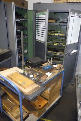 une photo d'un établi dans un atelier, sur lequel sont posés de nombreux outils
