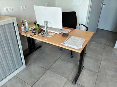 un bureau avec un ordinateur dans une pièce