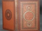 un vieux livre dont la couverture est ornée d'un motif décoratif
