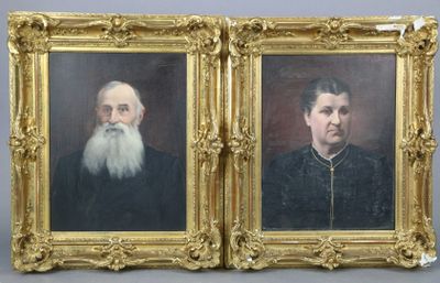 deux portraits d'un homme et d'une femme sont présentés dans un cadre en or