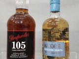 deux bouteilles de whisky posées l'une à côté de l'autre sur une étagère transparente