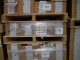de nombreuses piles de cartons sur les étagères de l'entrepôt