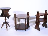 trois petites tables et chaises en bois sur fond blanc