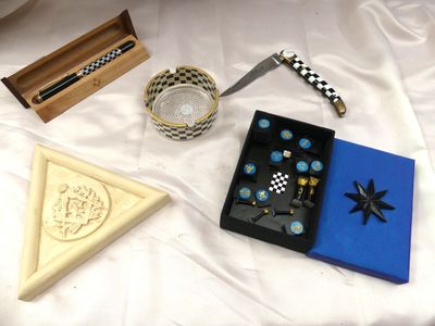 de nombreux objets différents posés sur une table