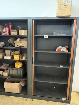 une armoire métallique contenant de nombreux objets