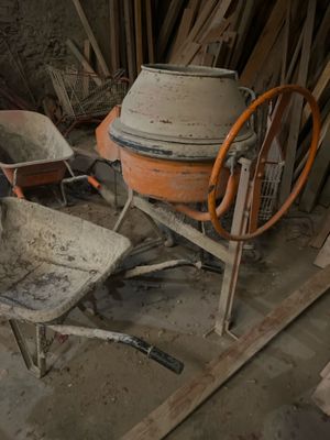 une bétonnière et une brouette dans une pièce