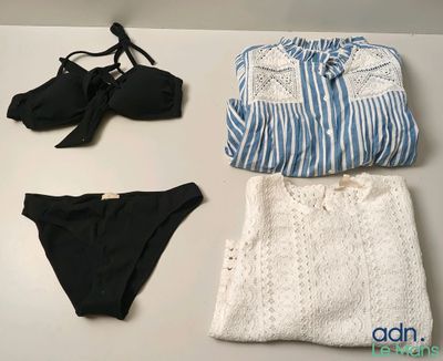 deux vêtements sont posés sur une table