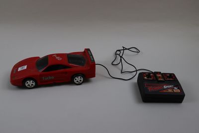 une petite voiture reliée à un chargeur