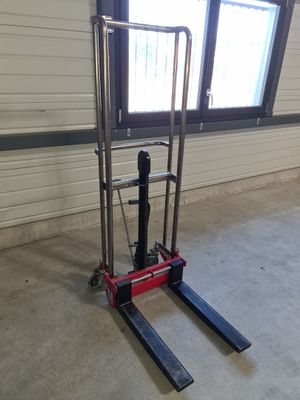 un cariste dans un garage, avec une fenêtre en arrière-plan