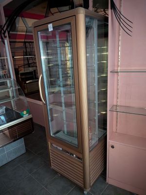 une vitrine en verre au milieu d'un magasin