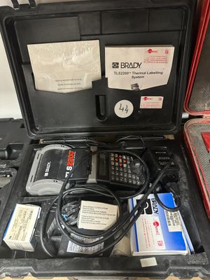 une valise qui contient tout un tas d'objets