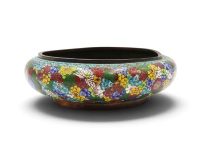 un bol coloré orné de fleurs, posé sur un fond blanc