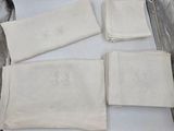 quatre morceaux de tissu posés sur une feuille de papier