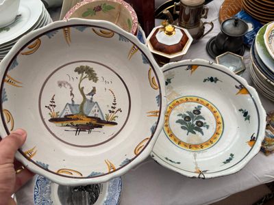 une personne tenant une assiette sur laquelle est représenté un oiseau