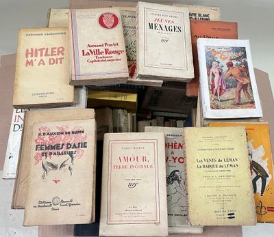 plusieurs livres sont empilés sur une table