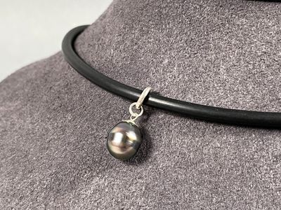 Collier tour-de-cou constitué d'un cordon en caoutchouc noir…