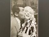 une vieille photo en noir et blanc représentant un homme embrassant une femme