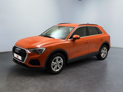 un SUV Audi orange garé dans un showroom