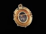 un gros plan sur un cadenas doré orné d'une image