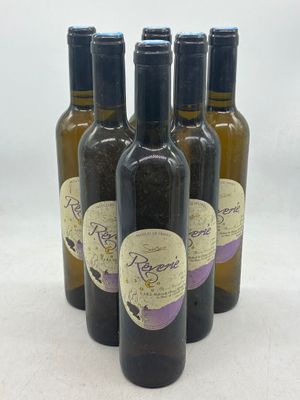 quatre bouteilles d'huile d'olive étiquetées, posées sur une table