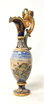 un vase bleu et jaune orné d'un oiseau