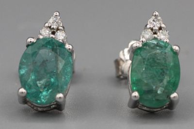 une image d'une paire de boucles d'oreilles en émeraude et diamant