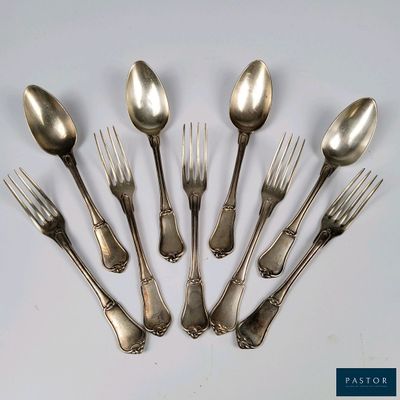 six cuillères et six fourchettes disposées en cercle