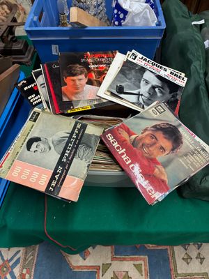 une pile de livres et de magazines posée sur une table